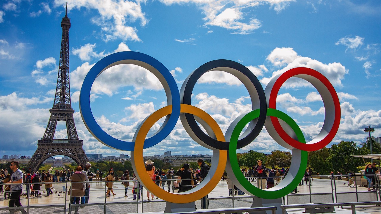 Arka planda Paris manzarası. Önde olimpiyat Logosu